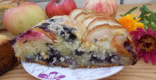 Чернично-яблочная шарлотка