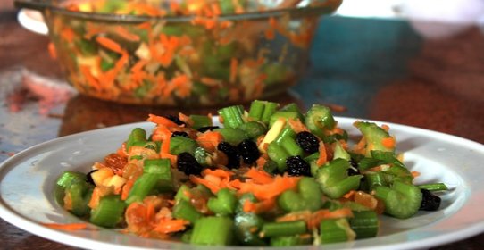 Салат из сельдерея с морковью и яблоками