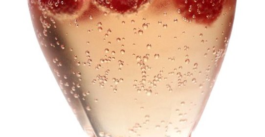 Коктейль на День святого Валентина с шампанским и малиной