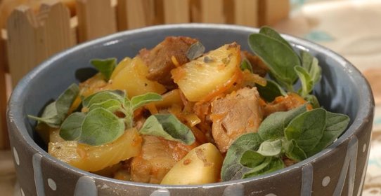 Свинина, тушенная с ананасом