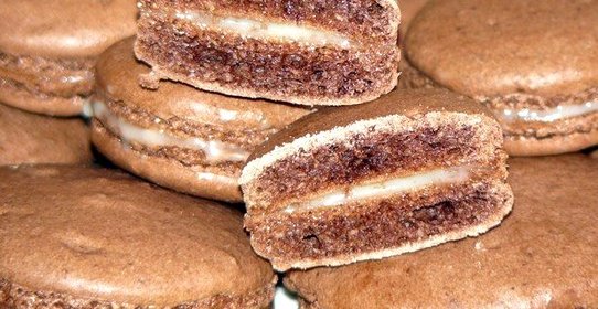 Шоколадные пирожные макароны