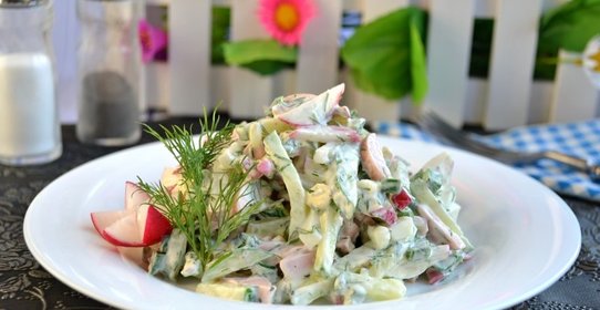 Салат из свежего огурца, редиса и сосисок