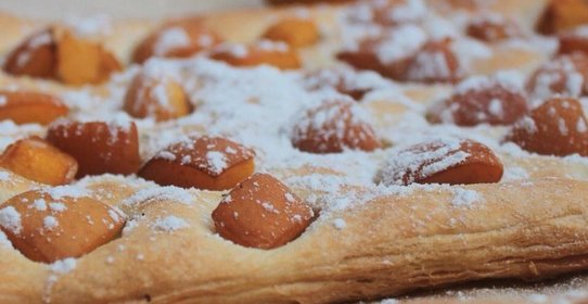 Воздушный пирог из слоеного теста с абрикосами