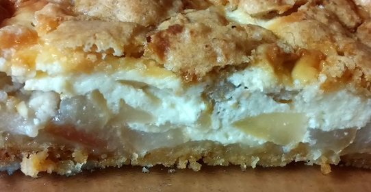 Яблочный пирог с творожной заливкой на песочном тесте