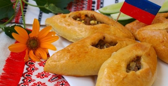 Мясные расстегаи с луком и яйцом