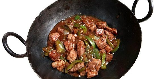 Говядина в соусе из черной фасоли