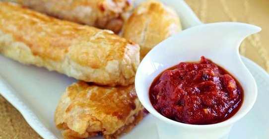 Слоеные рулетики с томатным дипом