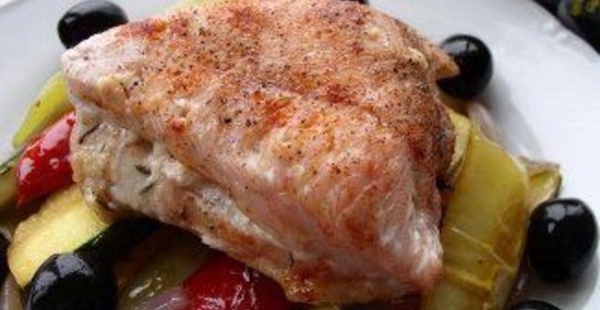 Филе индейки в медовой глазури с сыром и маслинами