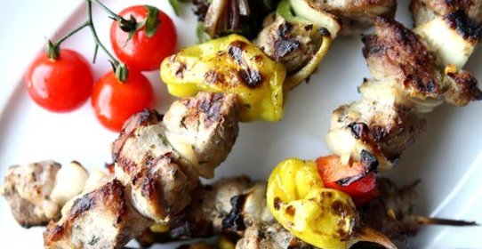 Шашлыки из гусиных грудок, бекона, лука и зеленого перца