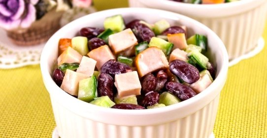 Салат с куриными грудками и фасолью