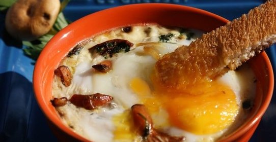 Яйцо в горшочке с шампиньонами и сыром рокфор