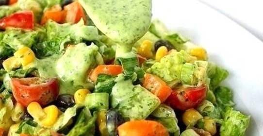 Овощной фитнес-салат с соусом из авокадо