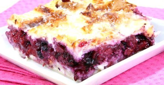 Хлебная шарлотка с черной смородиной