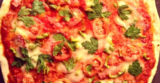 Пицца на красном соусе с говядиной