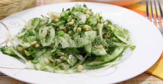 Салат из огурцов с кедровыми орешками