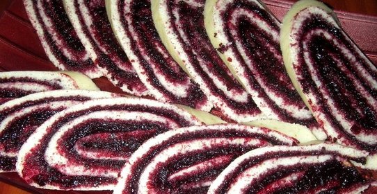 Рулет с черникой