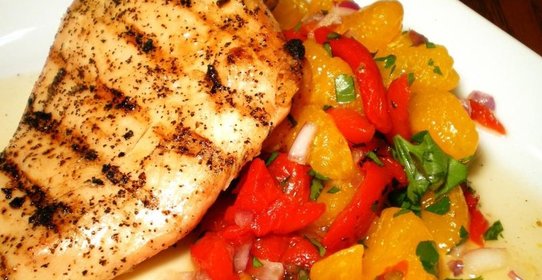 Куриные грудки с салатом из мандаринов, перца и лука