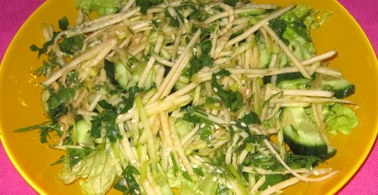 Салат Зеленый с огурцом и яблоком