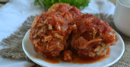 Тефтели с рисом под томатным соусом