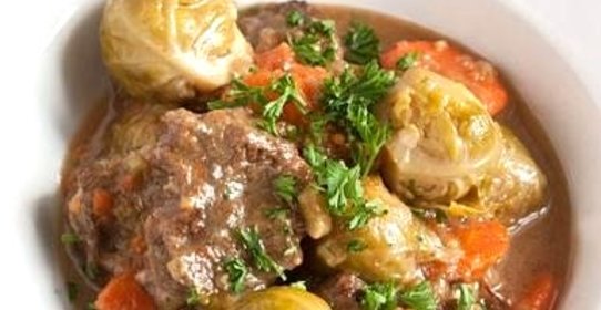 Тушеная говядина с брюссельской капустой