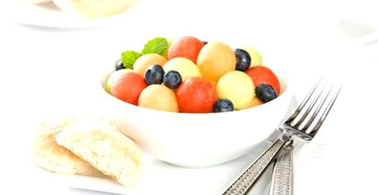 Салат из дыни, арбуза и черники