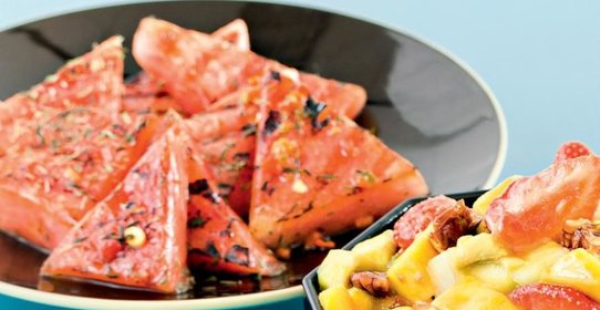 Арбуз на гриле с запеченными чили и солью