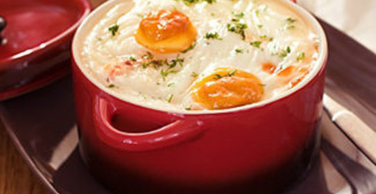 Яйца кокот на курятине с овощами