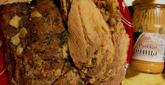Мясо запеченное с ароматными травами и чесноком