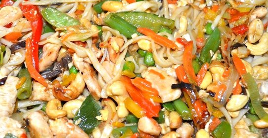 Ло‑мейн по‑китайски с курицей и кешью