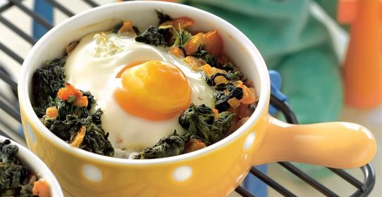 Яйца, запеченные со шпинатом и помидорами