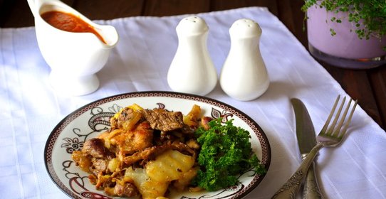 Свинина с картошкой на сковороде