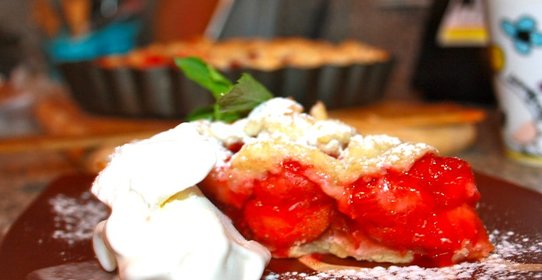 Клубничный пирог со штройзелем