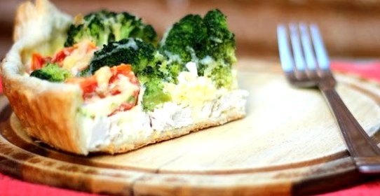 Слоеный пирог с курицей, брокколи и черри