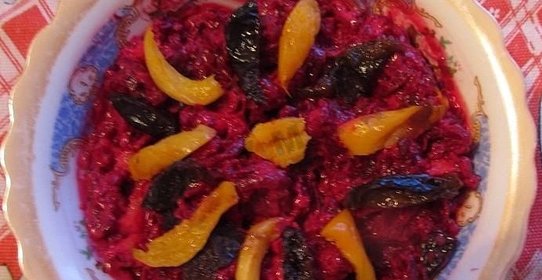 Свекольный салат с курагой и черносливом