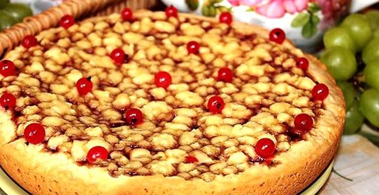 Пирог со смородиновым вареньем в мультиварке