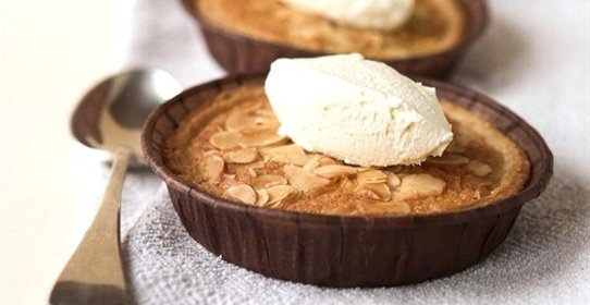 Яблочный пирог со штрейзелем из орехов пекан с ванильным кремом маскарпоне