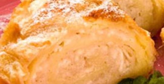 Рулет слоеный с яблоками