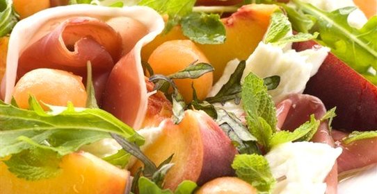 Рулет из пармской ветчины с дыней