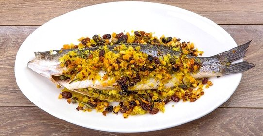 Сибас, запеченный с кедровыми орешками и изюмом