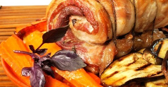 Рулет мясной с овощами