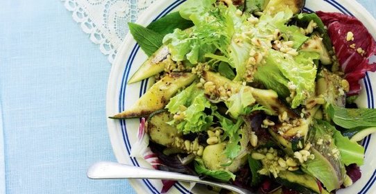 Зеленый салат с авокадо и кедровыми орехами