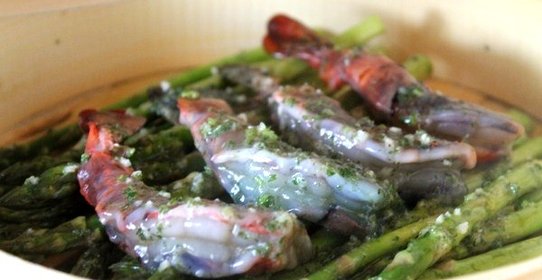 Креветки со спаржей и зеленым маслом