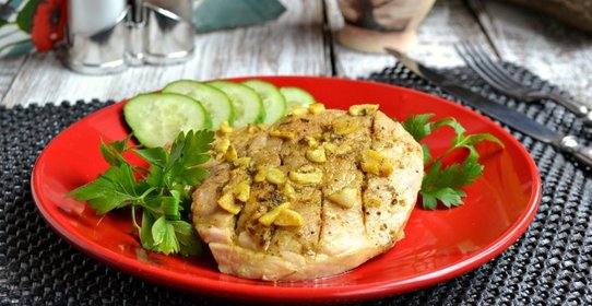 Свинина в чесночно-соевом соусе на пару