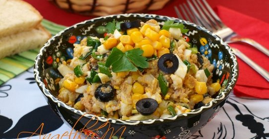 Салат с тунцом, рисом и кукурузой
