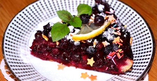 Пирог с ягодами и лимоном