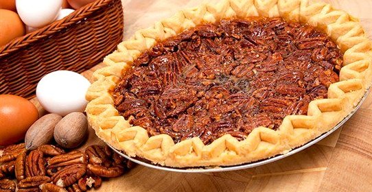 Коричневый пирог с орехами пекан