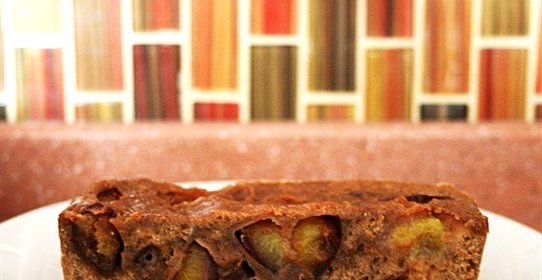 Пирог со сливой, изюмом и корицей