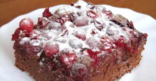 Шоколадный пирог с клюквой