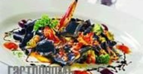 Черные лазаньетте с мясом краба и брокколи