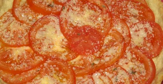 Открытый пирог с помидорами, тимьяном и сыром